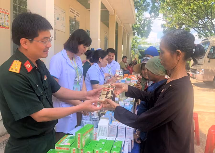 Bác sĩ CKII Phạm Xuân An-Giám đốc Bệnh viện Quân y 15-trực tiếp cấp thuốc cho người dân. Ảnh: Đinh Yến 