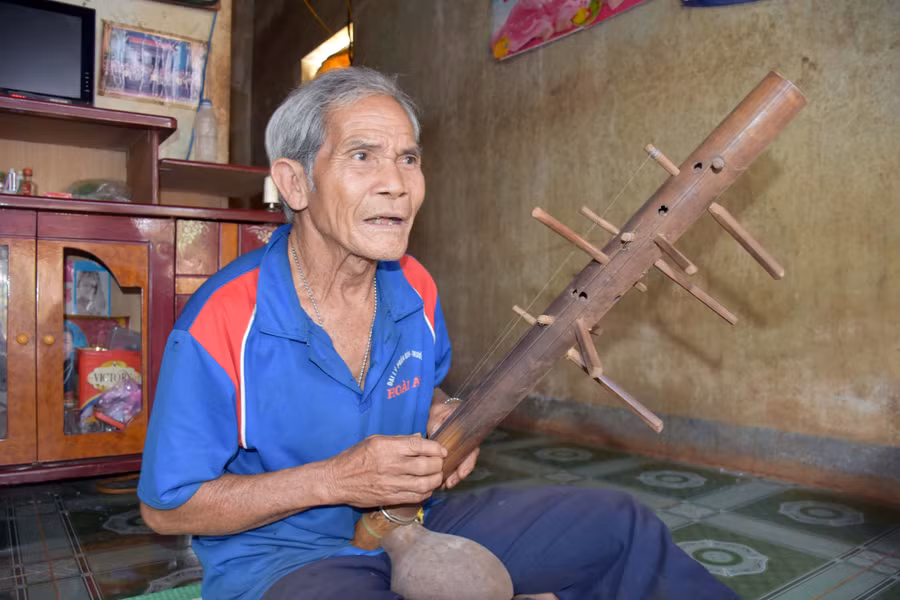 Già Siu Lý say mê hát những bài dân ca Jrai. Ảnh: Trần Dung