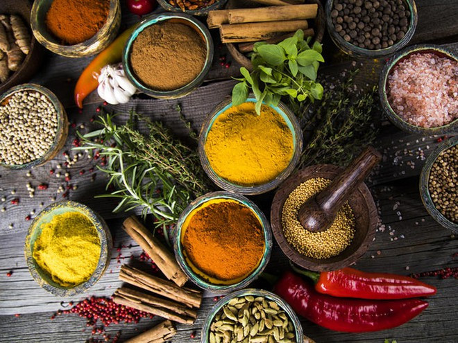 Điều chỉnh chế độ ăn uống cân bằng các loại nhóm thực phẩm và gia vị hỗ trợ giữ gìn sức khỏe não bộ. ẢNH MINH HỌA: SHUTTERSTOCK