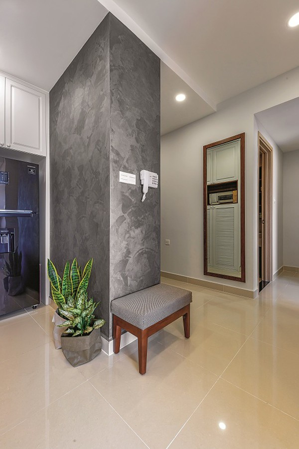 Khối tường phía sau hệ thống tủ này được tạo thành điểm nhấn với màu xám đậm. Cách sơn tạo vệt như hoa văn tạo nét sinh động, tránh nhàm chán trên bề mặt. Khối tường phía sau hệ thống tủ này được tạo thành điểm nhấn với màu xám đậm. Cách sơn tạo vệt như hoa văn tạo nét sinh động, tránh nhàm chán trên bề mặt.