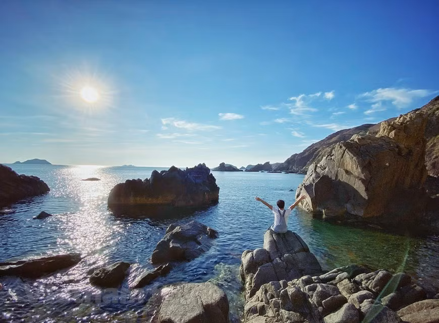 Du khách đón bình minh trên Eo Gió. Nếu không thể tự đi bạn có thể mua tour một ngày đi cano, lặn ngắm san hô, ăn trưa hải sản ở Kỳ Co-Eo Gió với giá từ 700.000 đồng/người. (Ảnh: Xuân Mai/Vietnam+)