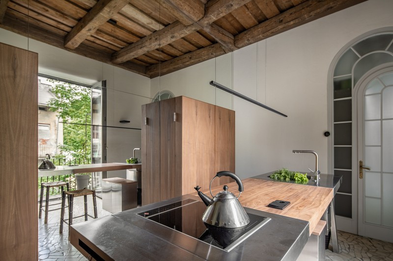 Một chiếc bàn đảo kết hợp với vòi rửa và bếp nấu tiện nghi. Một chiếc bàn đảo kết hợp với vòi rửa và bếp nấu tiện nghi.