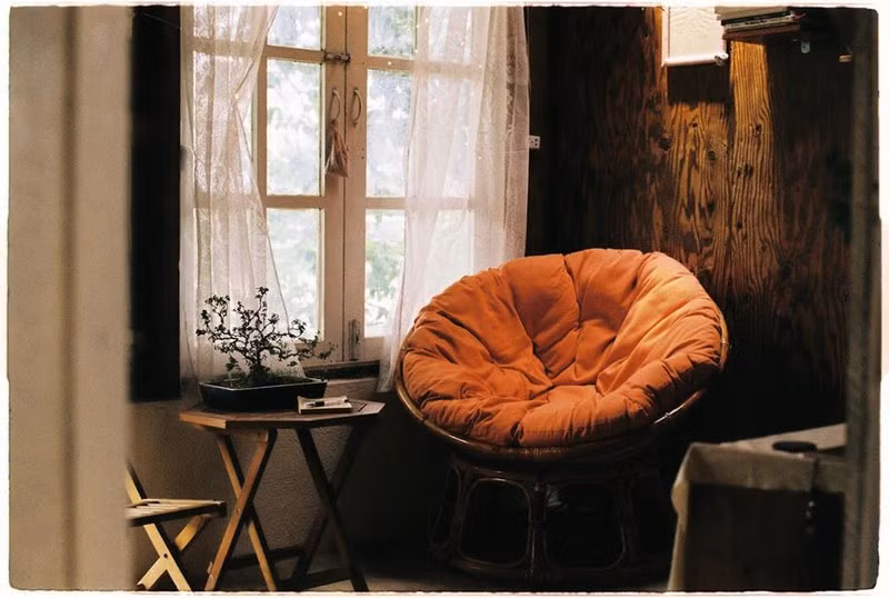 Cô tự lên ý tưởng cho toàn bộ ngôi nhà và làm những vật dụng có thể làm để trang trí ngôi nhà theo cách mình yêu thích nhất.