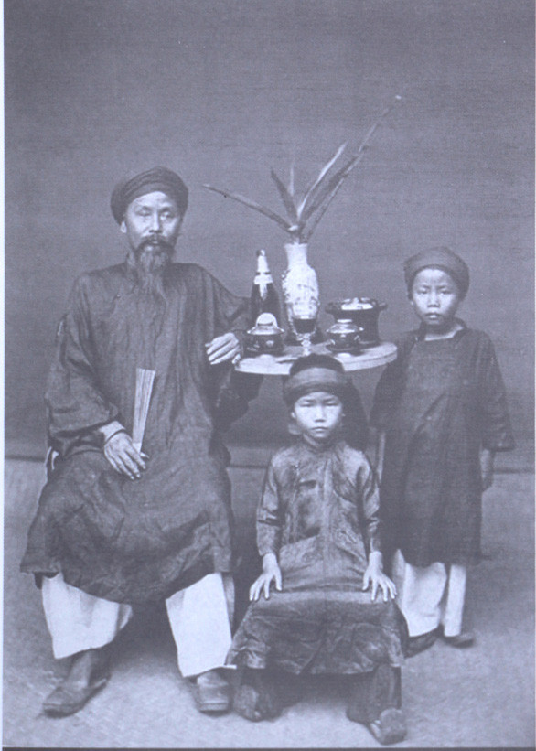 Một gia đình nhà giàu ở Bắc Kỳ, năm 1884, với trang phục áo dài - Ảnh: C. Hocquard