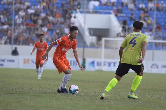 Văn Long lập công lớn giúp Đà Nẵng có điểm trước Hà Nội. Ảnh: ĐỊNH TUẤN