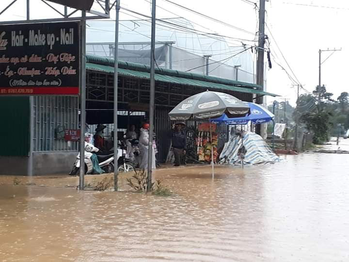 Cửa hàng của người dân bị ngập do mưa lớn kéo dài.