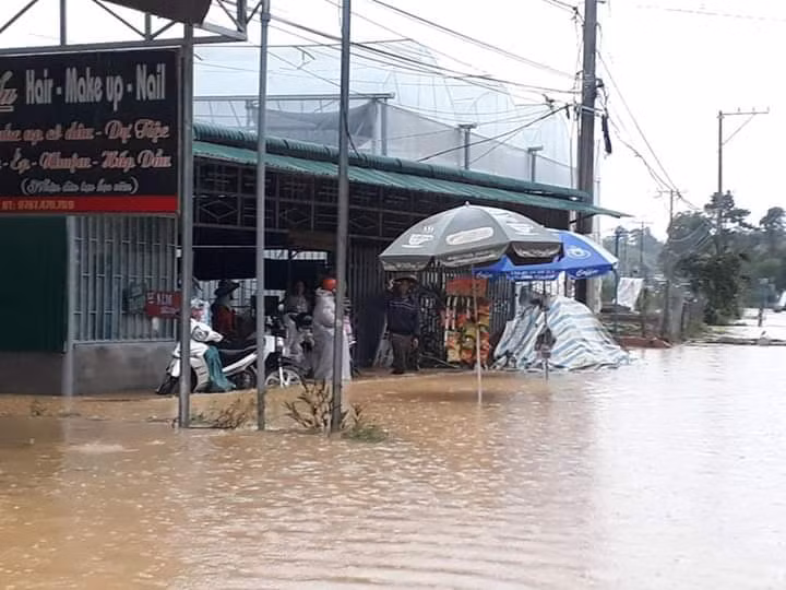 Cửa hàng của người dân bị ngập do mưa lớn kéo dài.