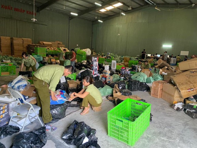 Kho hàng chứa hàng trăm ngàn sản phẩm không có nguồn gốc, hàng giả, hàng nhái nhãn hiệu nổi tiếng