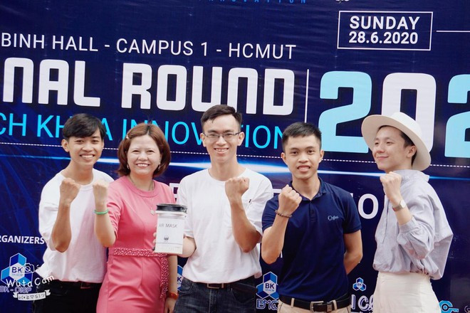 Trần Phi Long (giữa), cô Võ Thanh Hằng (áo hồng) cùng các bạn ở nhóm Air Mask ẢNH: NVCC