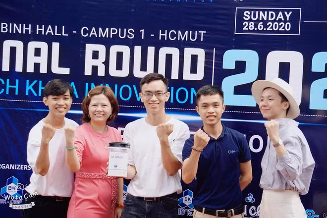 Trần Phi Long (giữa), cô Võ Thanh Hằng (áo hồng) cùng các bạn ở nhóm Air Mask ẢNH: NVCC