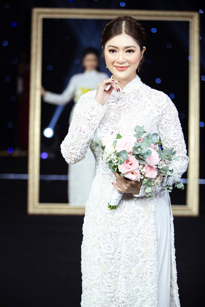 Thanh Trúc được nhà thiết kế Minh Châu lựa chọn mẫu áo dài họa tiết ren song vẫn tạo nên sự e ấp, kín đáo cho nữ diễn viên. Ảnh: PHAN TIẾN VŨ