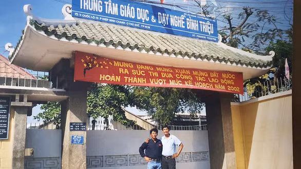 Ông Xuân (trái) trong những ngày làm nhân viên ở Trung tâm Bình Triệu. Ảnh: NVCC