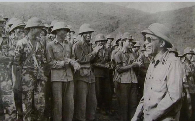 Thượng tướng Đoàn Khuê, Tổng tham mưu trưởng QĐNDVN thăm bộ đội sư đoàn 312 vừa hoàn thành nhiệm vụ chiến đấu ở Vị Xuyên ẢNH: TƯ LIỆU