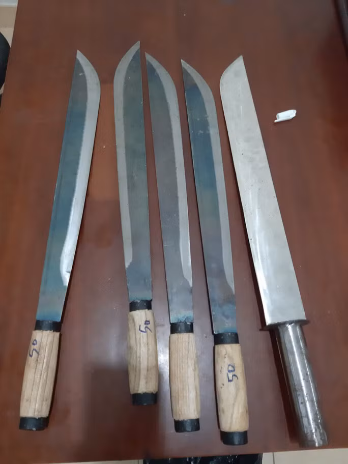 Số lượng dao và mã tấu các đối tượng mang đi để xử dằn mặt tình địch.