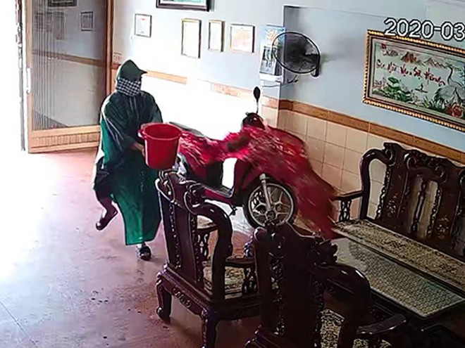 Một vụ tạt sơn để đòi nợ xảy ra tại P.Đống Đa, TP.Quy Nhơn vào tháng 3.2020 - ẢNH: NVCC Một vụ tạt sơn để đòi nợ xảy ra tại P.Đống Đa, TP.Quy Nhơn vào tháng 3.2020 - ẢNH: NVCC