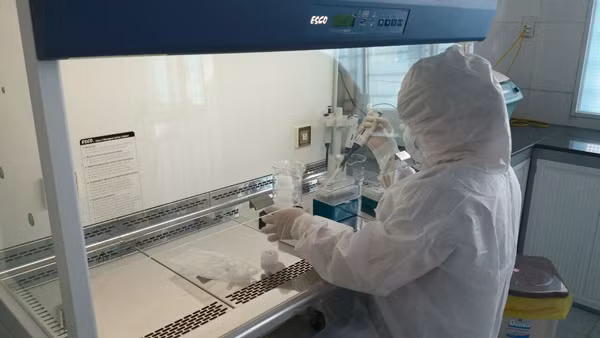 Xét nghiệm vi rút SARS-CoV-2 bằng kỹ thuật Realtime RT- PCR tại CDC Gia Lai. Ảnh: Như Nguyện