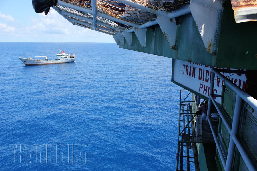 Tàu của Lữ đoàn 125 hải quân trực bảo vệ chủ quyền tại bãi cạn Phúc Tấn ẢNH: MAI THANH HẢI