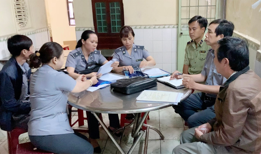 Đoàn liên ngành lập biên bản vi phạm hành chính đối với quán Phở Ngọc Sơn sáng 1-7. Ảnh: Như Nguyện Đoàn liên ngành lập biên bản vi phạm hành chính đối với quán Phở Ngọc Sơn sáng 1-7. Ảnh: Như Nguyện