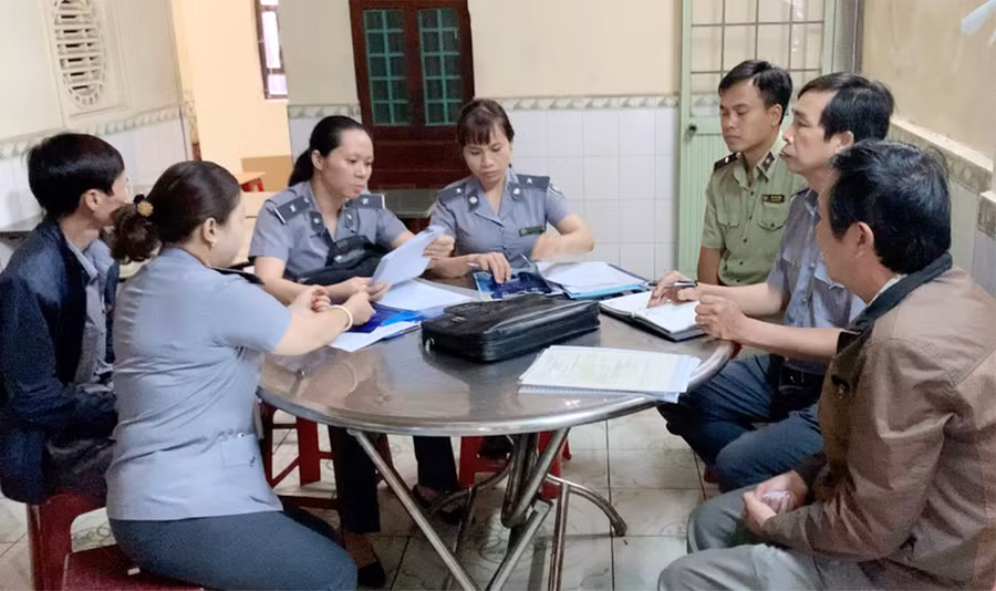  Đoàn liên ngành lập biên bản vi phạm hành chính đối với quán Phở Ngọc Sơn sáng 1-7. Ảnh: Như Nguyện