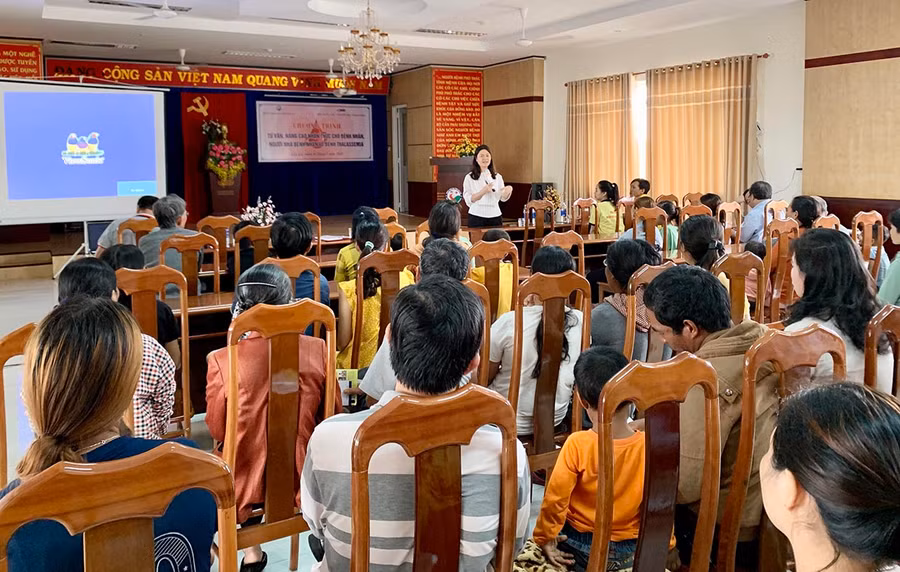 Tiến sĩ, bác sĩ Nguyễn Thị Thu Hà- Giám đốc Trung tâm Thalassemia (Viện Huyết học-Truyền máu Trung ương) thông tin khái niệm cơ bản về về căn bệnh Thalassemia cho bệnh nhân và người nhà bệnh nhân. Ảnh: Như Nguyện