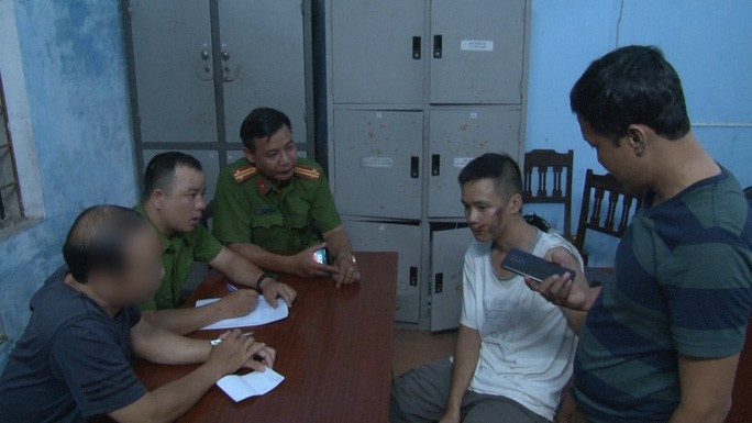 Tên cướp Quang Hiếu (áo trắng) bị bắt giữ Tên cướp Quang Hiếu (áo trắng) bị bắt giữ