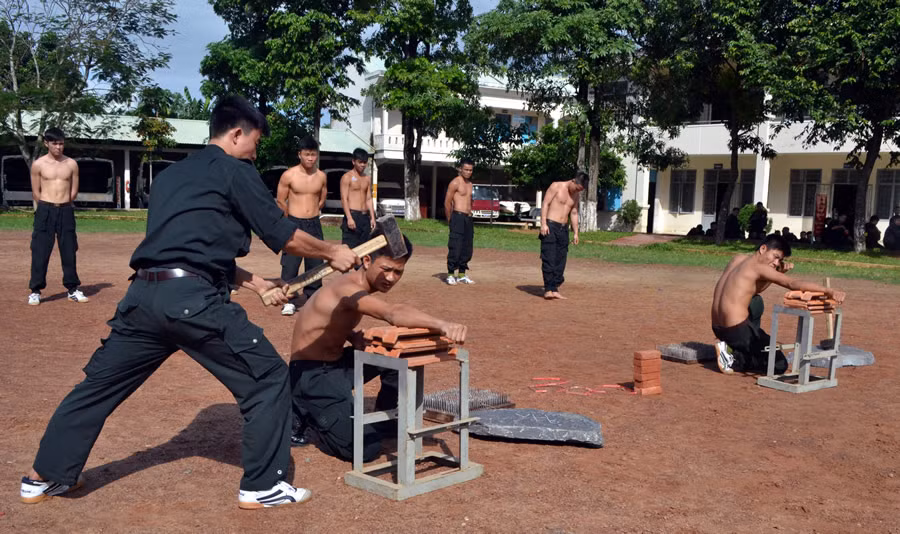 Chiến sĩ Tiểu đoàn CSĐN số 3 luyện võ thuật nâng cao sức chiến đấu.