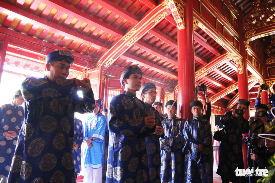 Ông Võ Lê Nhật (giữa) - giám đốc Trung tâm bảo tồn di tích cố đô Huế - dâng hương tri ân chúa Nguyễn Phúc Khoát tại Triệu Tổ miếu - Ảnh: NHẬT LINH