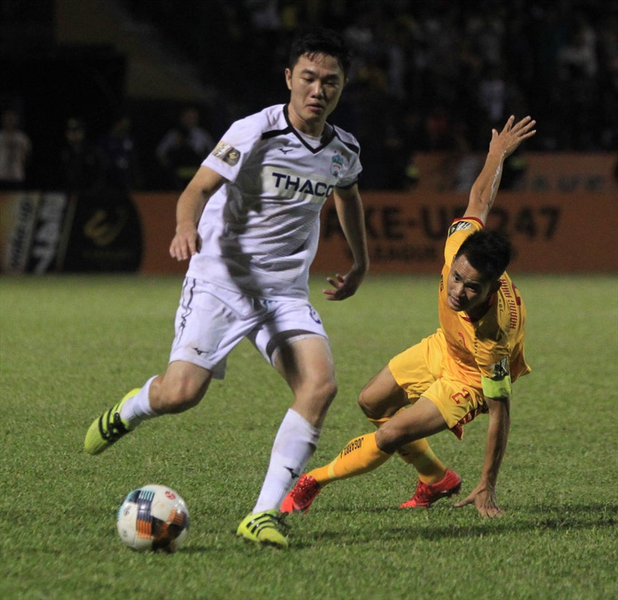 Xuân Trường và các đồng đội trong cuộc đối đầu với Thanh Hoá ở mùa giải 2019. Ảnh: VPF