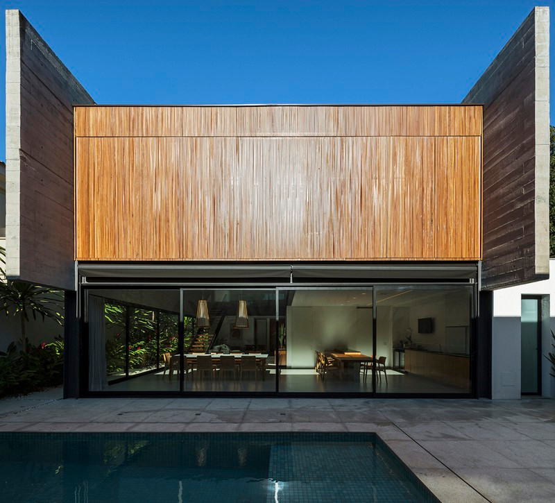 Với thép và kính, tường tầng trệt gần như trong suốt. Với thép và kính, tường tầng trệt gần như trong suốt.