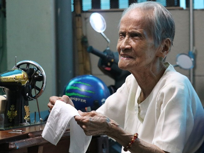 Ở tuổi 97, Mẹ VN anh hùng Ngô Thị Quýt thanh thản sống với niềm vui may vá mỗi ngày ẢNH: BÍCH NGÂN