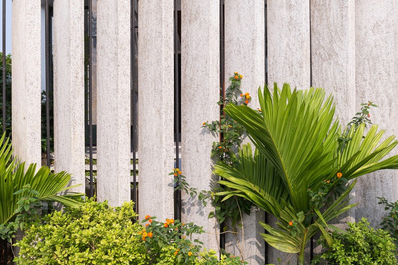 Hàng rào bên dưới cũng “bắt chước” lối sắp đặt này để gió và nguồn năng lượng có thể tự do đi vào trong nhà, từ mọi hướng.