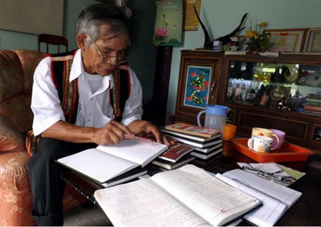 Ông A Jar - một người dịch sử thi, ca dao, tục ngữ của người Ba Na và Xê Đăng ẢNH: XUÂN THỌ