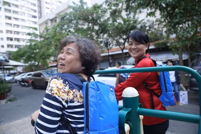 Chiếc balo Cà Na (nguyên liệu bạt từ quán ốc) rất được các bạn trẻ yêu thích. Ảnh: NGỌC THẢO