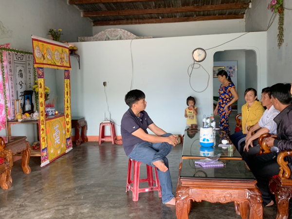  Người dân đến chia buồn cùng gia đình em Phan Thái Thanh Tứ (thôn 2, xã Ayun, huyện Mang Yang). Ảnh: V.C