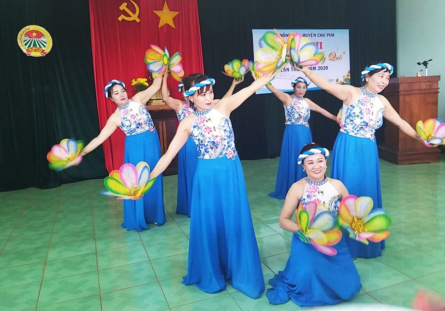 Tiết mục múa của Hội Nông dân xã Ia Rong. Ảnh: Anh Thư Tiêt mục múa của Hội nông dân xã Ia Ròng. Ảnh: Anh Thư