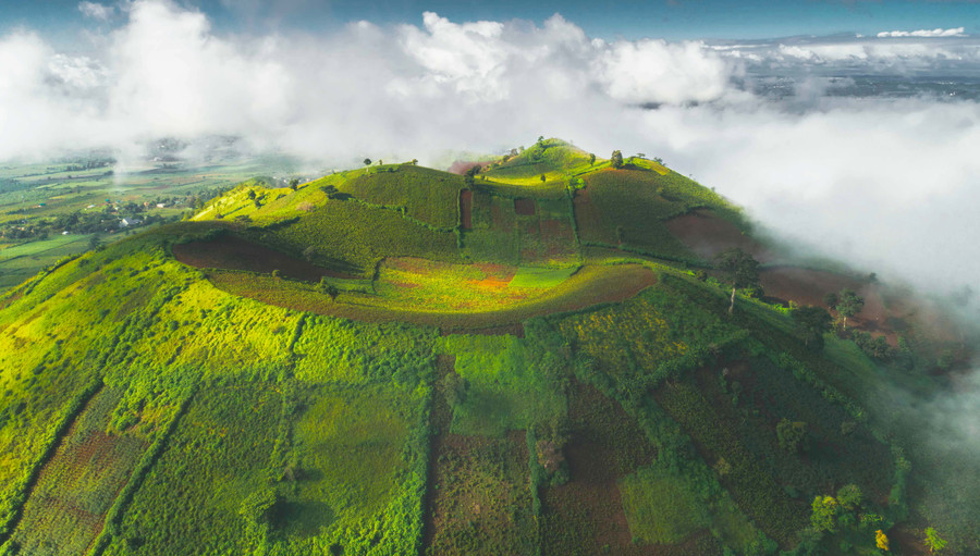 Núi lửa Chư Đang Ya trong mây. Ảnh: PHAN NGUYÊN