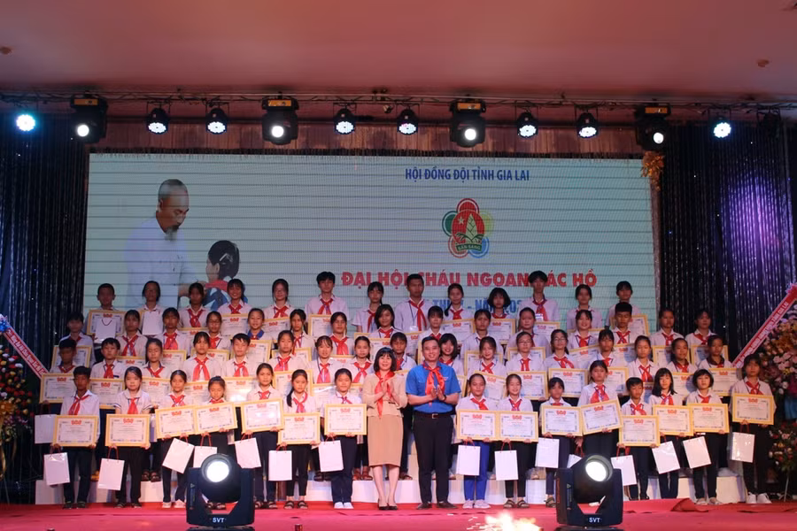 200 đội viên, thiếu nhi tiêu biểu được tuyên dương tại Đại hội. Ảnh: Phan Lài