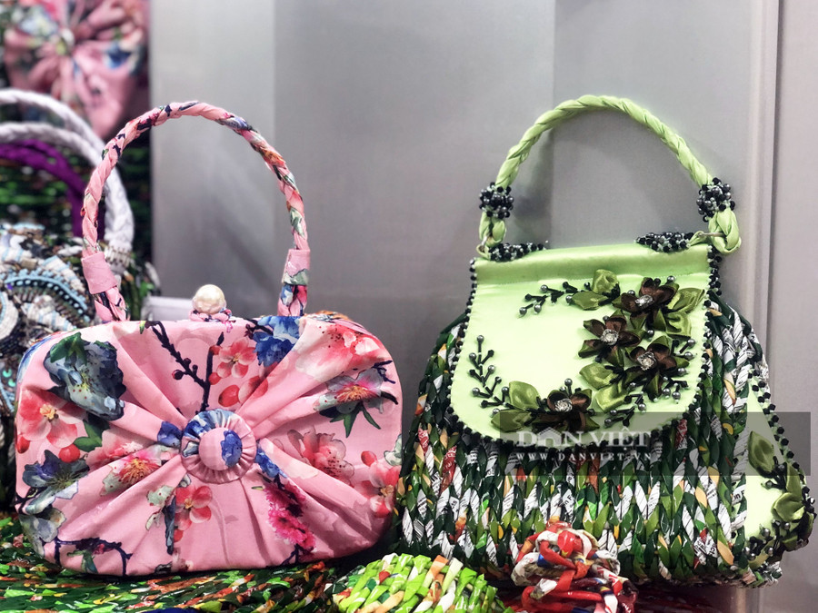 Ít ai nghĩ rằng, bằng chất liệu vỏ mì gói có thể tạo nên những chiếc túi xách đầy tính thẩm mĩ như thế này. Ảnh: M.A.