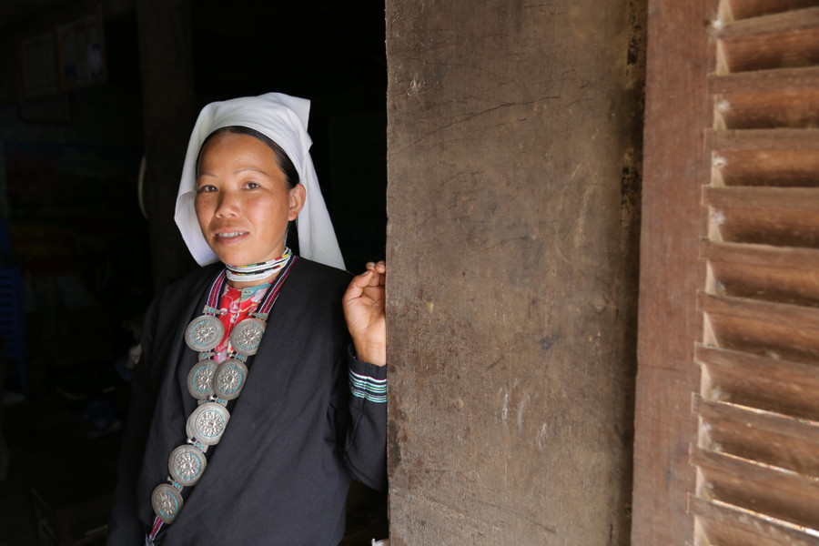 Trang phục của một phụ nữ dân tộc Dao Tiền có nhiều trang sức bằng bạc Trang phục của một phụ nữ dân tộc Dao Tiền có nhiều trang sức bằng bạc