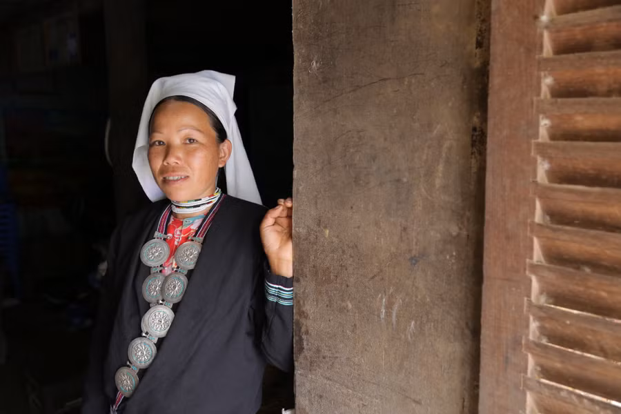 Trang phục của một phụ nữ dân tộc Dao Tiền có nhiều trang sức bằng bạc