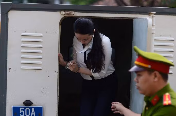  Hot girl Ngọc Miu bước xuống từ xe dẫn giải