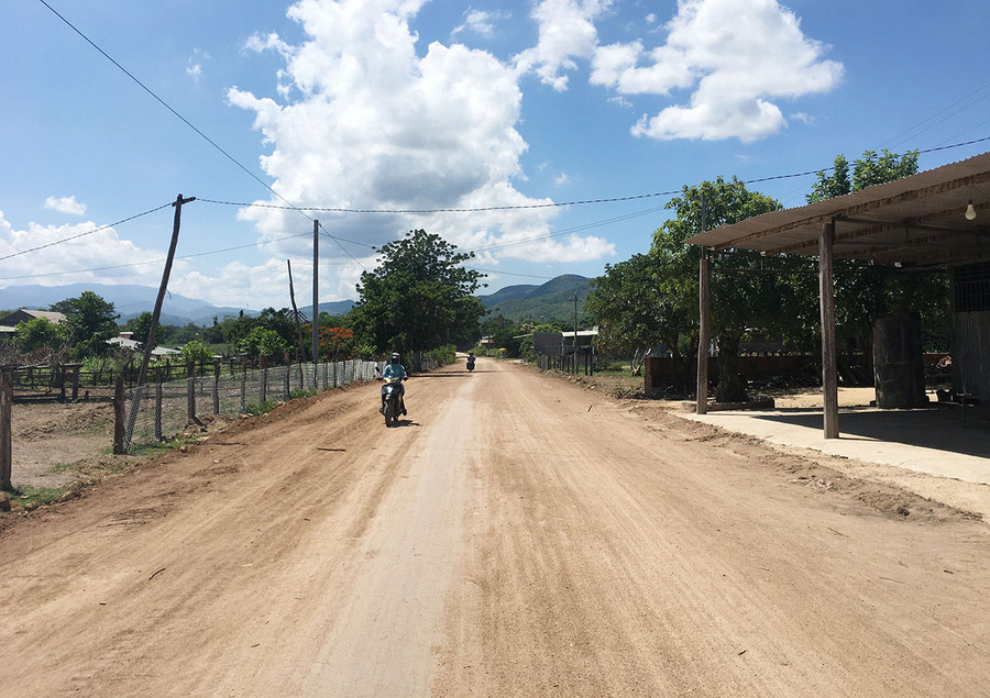 Hiện xã Ia Rsai còn hơn 8 km đường liên xã nối với quốc lộ 25 chưa được bê tông hóa, nhựa hóa. Ảnh: Quang Tấn Hiện xã còn hơn 8 km đường liên xã nối với quốc lộ 25 chưa được bê tông hóa, nhựa hóa. Ảnh: Quang Tấn