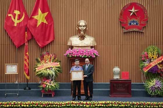  Cũng trong buổi lễ, Viện trưởng Viện Kiểm sát Nhân dân Tối cao Lê Minh Trí được trao tặng Huân chương Lao động hạng Nhất. Ảnh: ĐỖ TRUNG