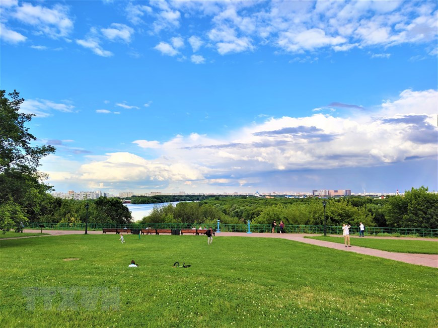 Phong cảnh tuyệt đẹp nhìn từ đồi ra sông Moskva trong công viên Kolomen. Ảnh: Duy Trinh/TTXVN