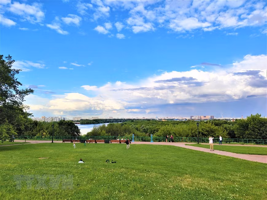 Phong cảnh tuyệt đẹp nhìn từ đồi ra sông Moskva trong công viên Kolomen. Ảnh: Duy Trinh/TTXVN