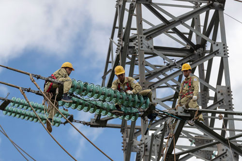 Sự phát triển của lưới truyền tải không theo kịp nguồn điện đã khiến có những thời điểm bị quá tải cục bộ Ảnh: HOÀI DƯƠNG Sự phát triển của lưới truyền tải không theo kịp nguồn điện đã khiến có những thời điểm bị quá tải cục bộ Ảnh: HOÀI DƯƠNG