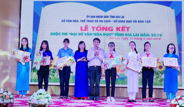 Trao giải cho các “Đại sứ văn hóa đọc” lần thứ nhất năm 2019. Ảnh: M.C