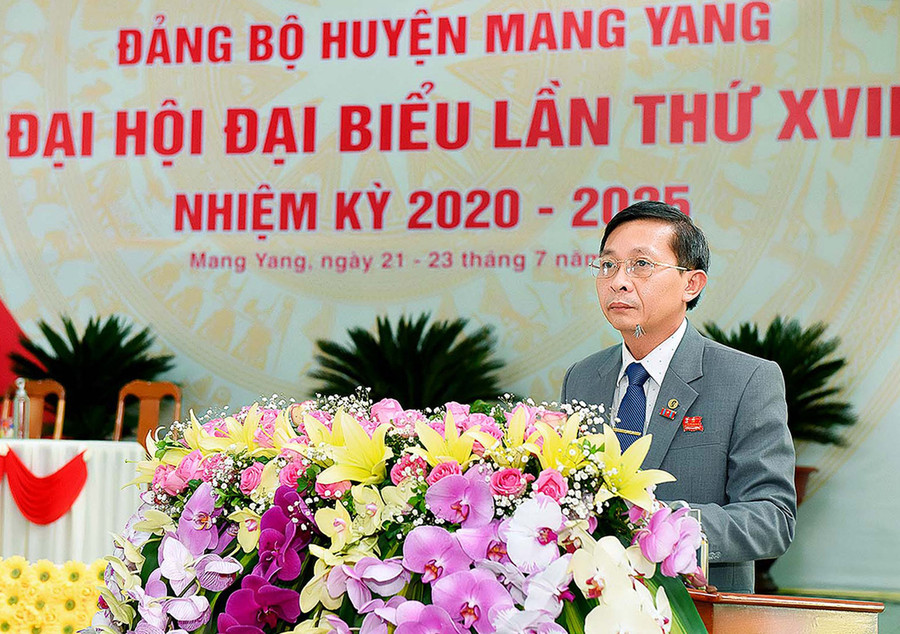 Bí thư Huyện ủy Mang Yang Huỳnh Thế Mạnh phát biểu tại phiên Đại hội trù bị. Ảnh: Đ.T