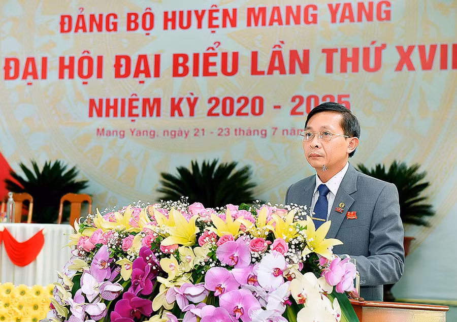 Bí thư Huyện ủy Mang Yang Huỳnh Thế Mạnh phát biểu tại phiên Đại hội trù bị. Ảnh: Đ.T