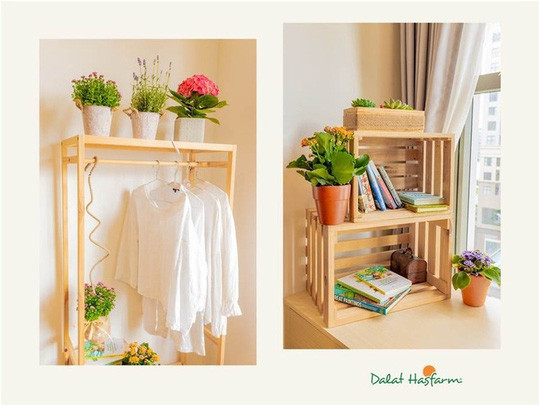 Những góc nhà nhỏ xinh lãng mạn với hoa, giá treo quần áo hay tủ sách nhỏ thêm hoa tạo cảm hứng.